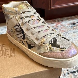 NWT - Steve Madden Big Kids sneakers